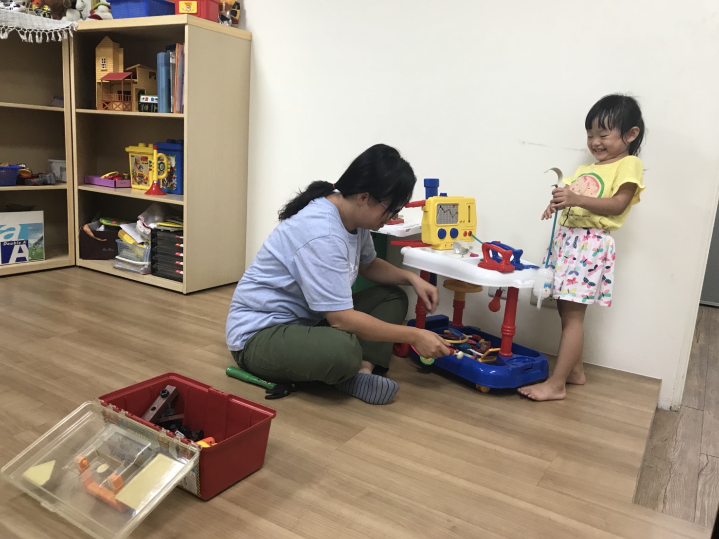 前鎮社福中心-遊戲室備有各項親子互動玩具以增進親子關係。