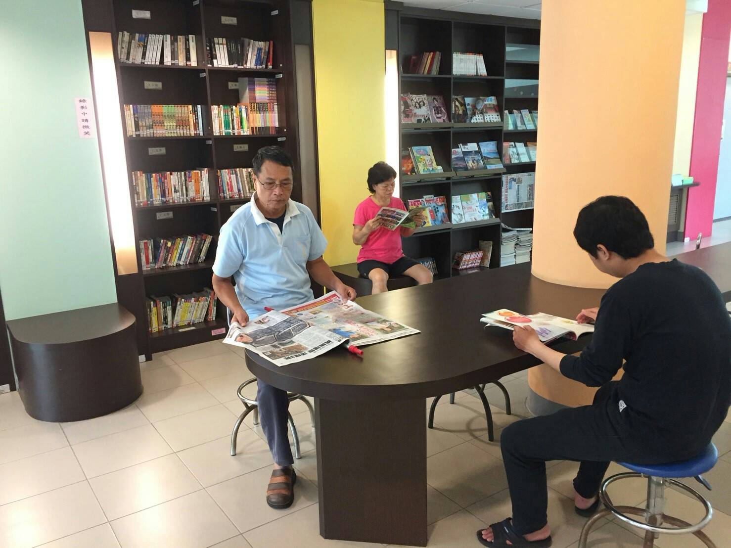 仁武社福中心提供書報雜誌休閒閱讀區