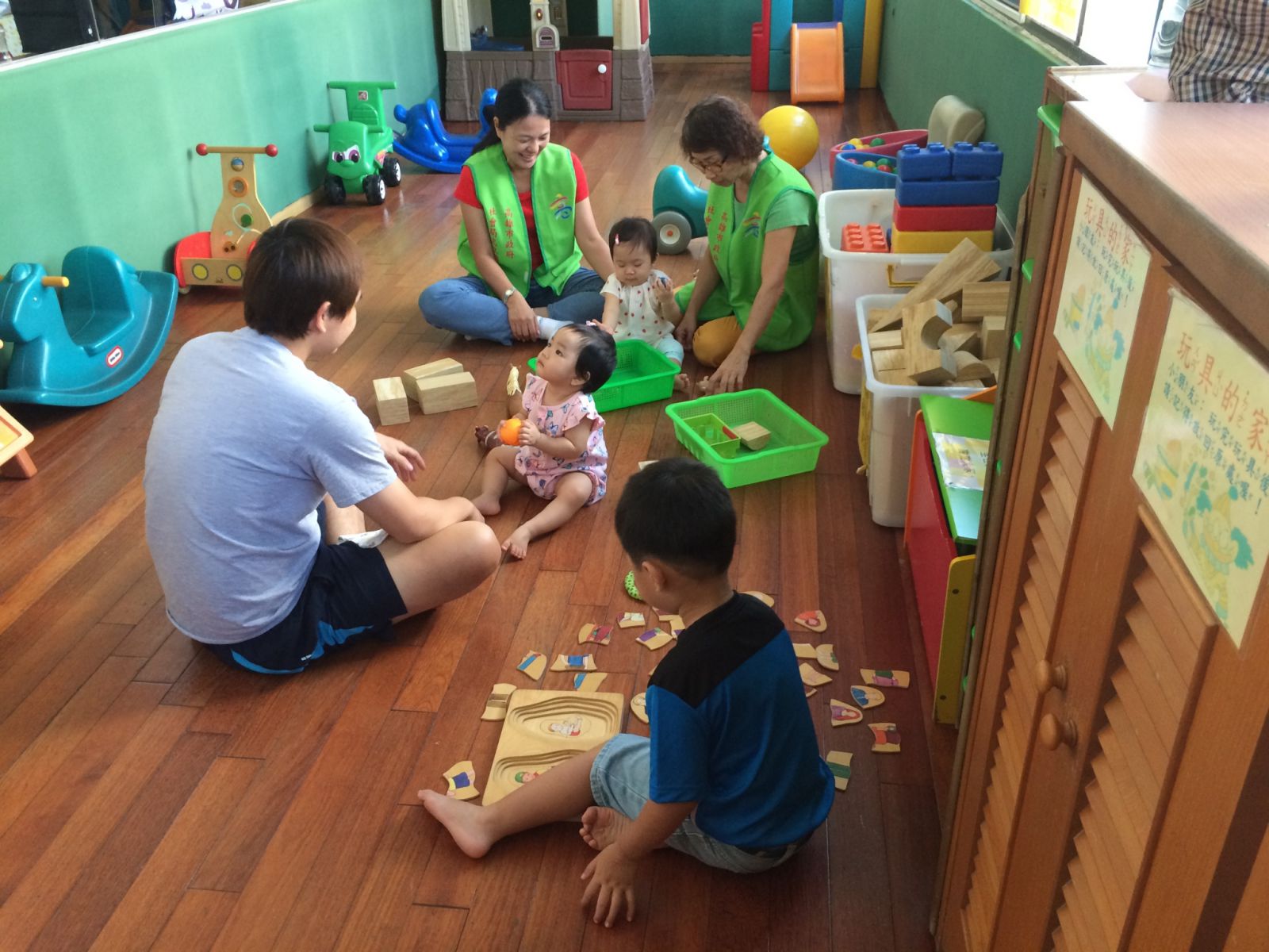岡山社福中心-１樓設有兒童遊戲室供社區家庭使用。