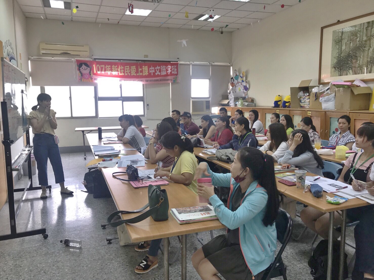 岡山社福中心-2樓設有多功能教室，辦理中文課程提供新住民學習機會。