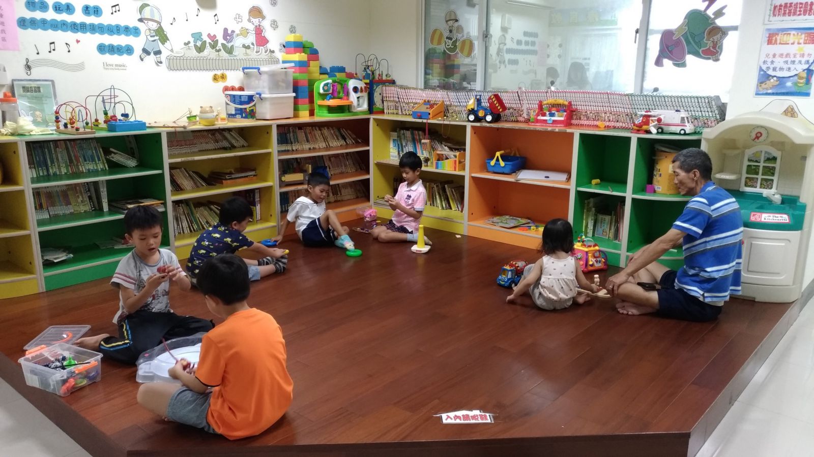 小港社福中心-設有兒童遊戲角備有適齡適性玩具及繪本供社區兒童閱讀及學習。