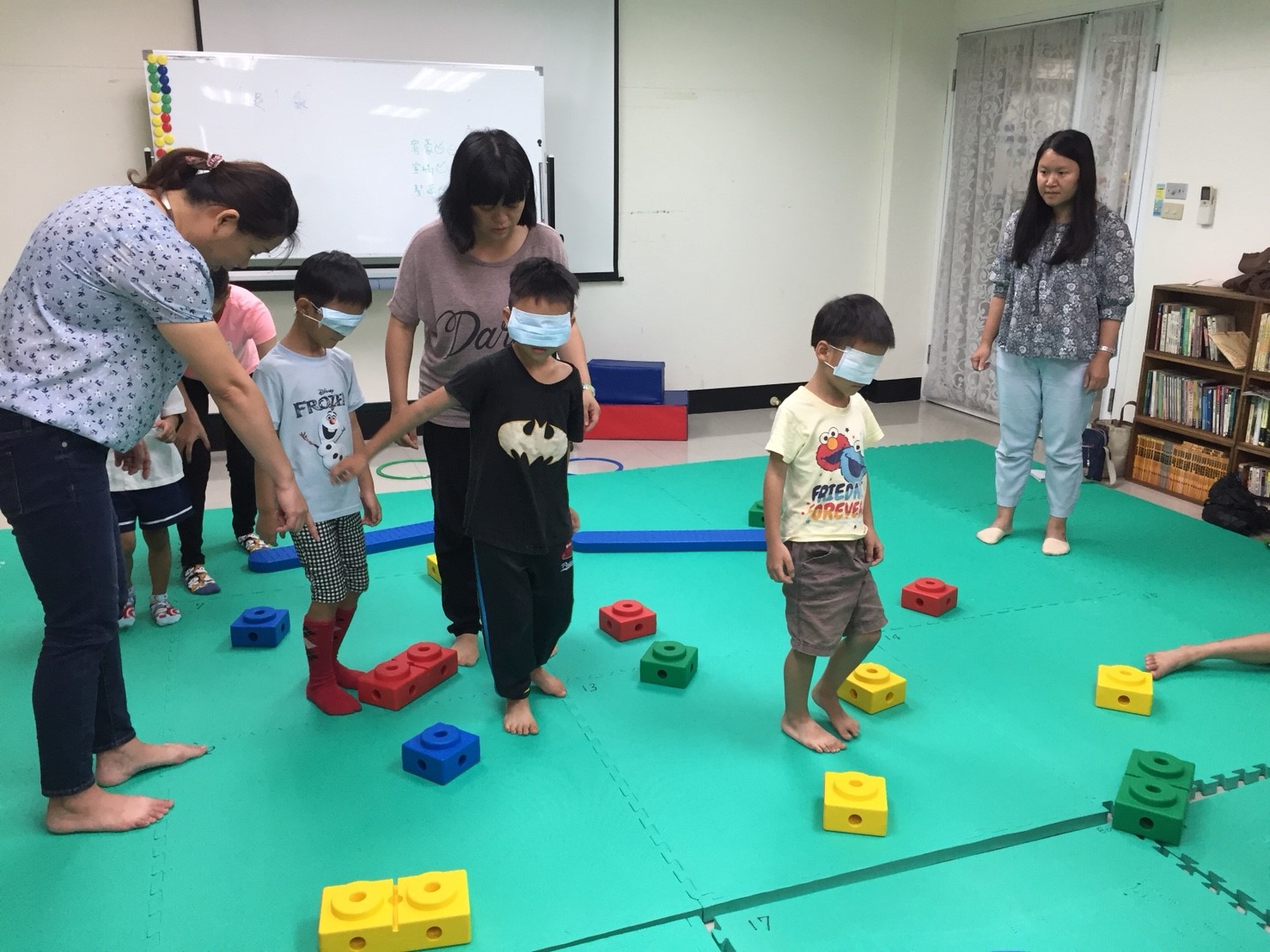 小港社福中心-辦理親子成長團體提供親子正向互動機會。