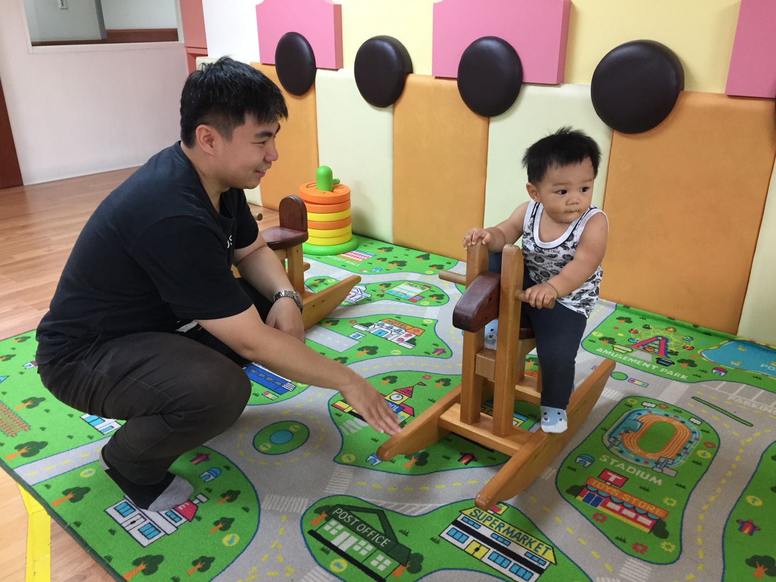 鹽埕社福中心-設有兒童遊戲室，提供親子互動同樂的空間。