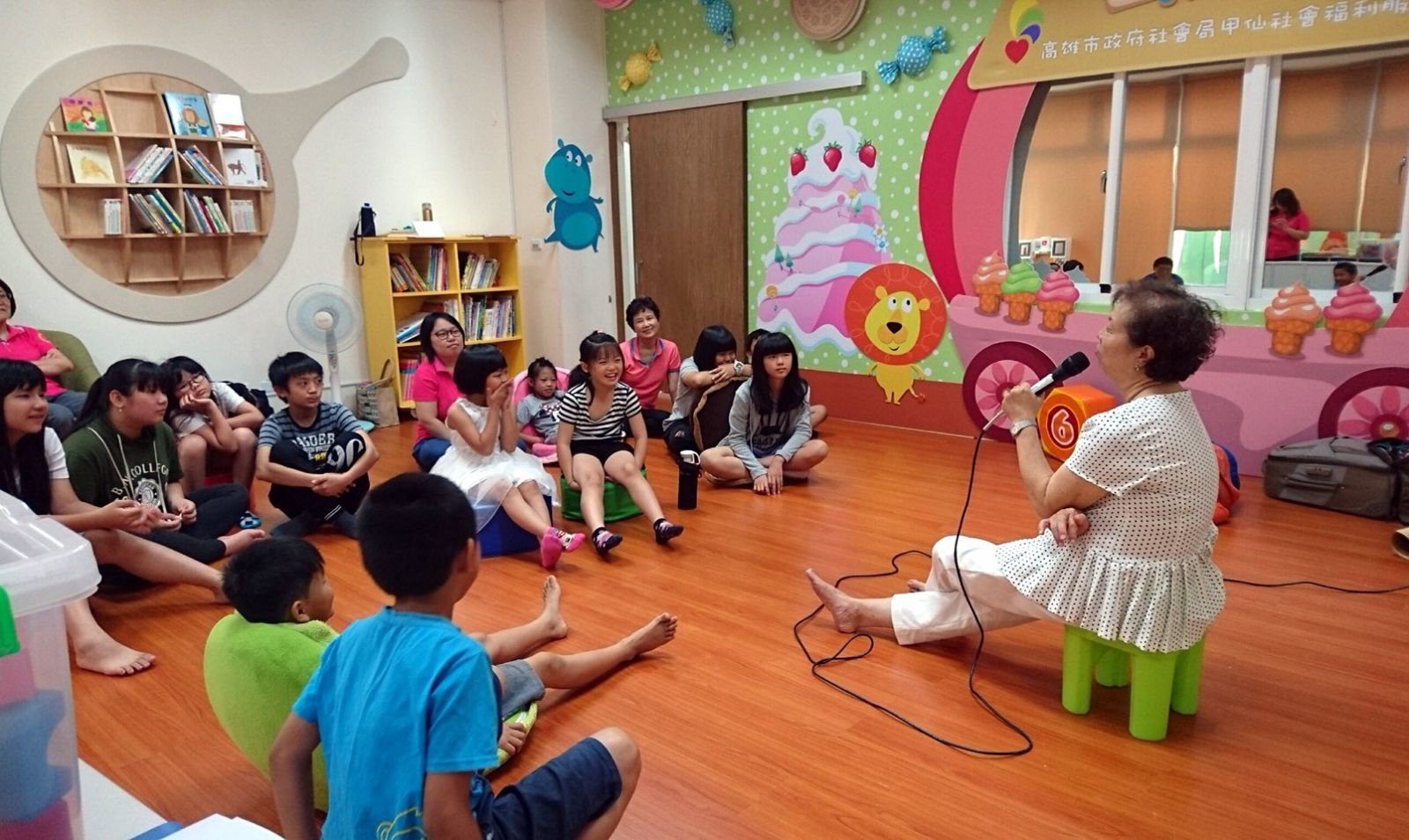 甲仙社福中心-2樓親子空間，提供親子遊具與繪本共讀，辦理故事繪本活動增進兒童閱讀能力。